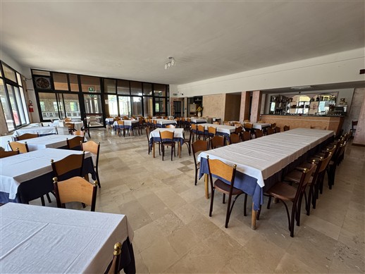 Intera Struttura Ricettiva Con Varie Sale Ristorante, Ampi Spazi Esterni Curati.